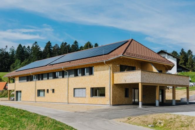 Tagespflege Hotzenwald Außenansicht Tagespflege mit Schindelfassade und Photovoltaikanlage auf dem Dach.