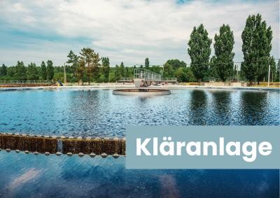 Klärbecken im Vordergrund und im Hintergrund Bäume sowie blauer Himmel mit Wolken.