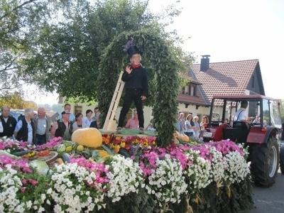Blick auf einen Wagen beim Erntedank mit großem Umzug in Niederwihl
