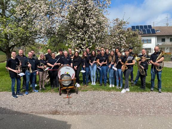 Gruppenfoto mit Instrumenten