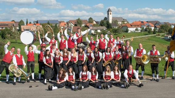 Trachtenkapelle Niederwihl e.V. Trachtenkapelle Niederwihl in Tracht im Hintergrund der Ort Niederwihl