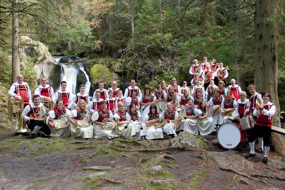 Trachtenkapelle Hartschwand-Rotzingen in Tracht im Wald