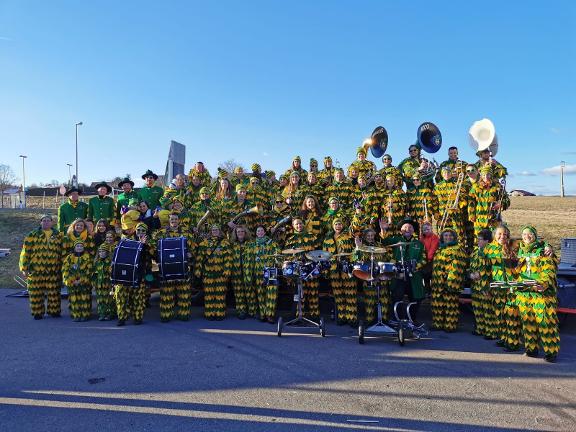 Narrenzunft Rüßwihler Chrutschlämpe im Häs in Gruppenaufstellung