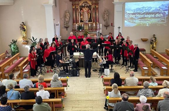 Kirchenchor Herz-Jesu Strittmatt beim Auftritt in der Kirche